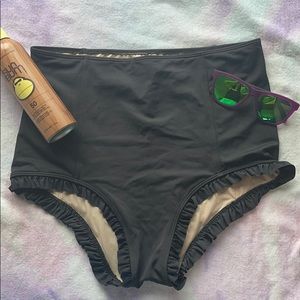 EUC Kortni Jeanne All Ruffled Up black bottoms